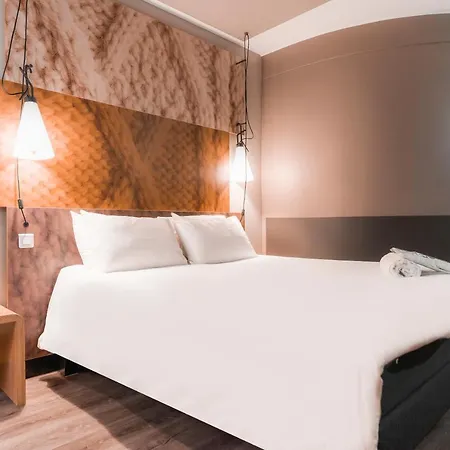 Ibis Centre Hotel 3*